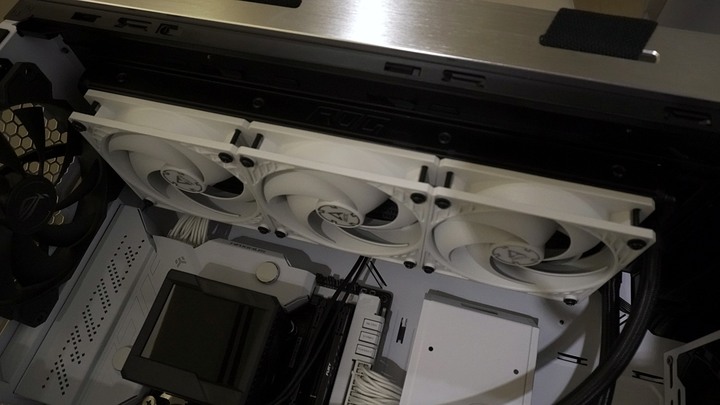 [休賢開箱]擁有丐版貓頭鷹之稱的風扇?! Arctic P12 PWM PST開箱