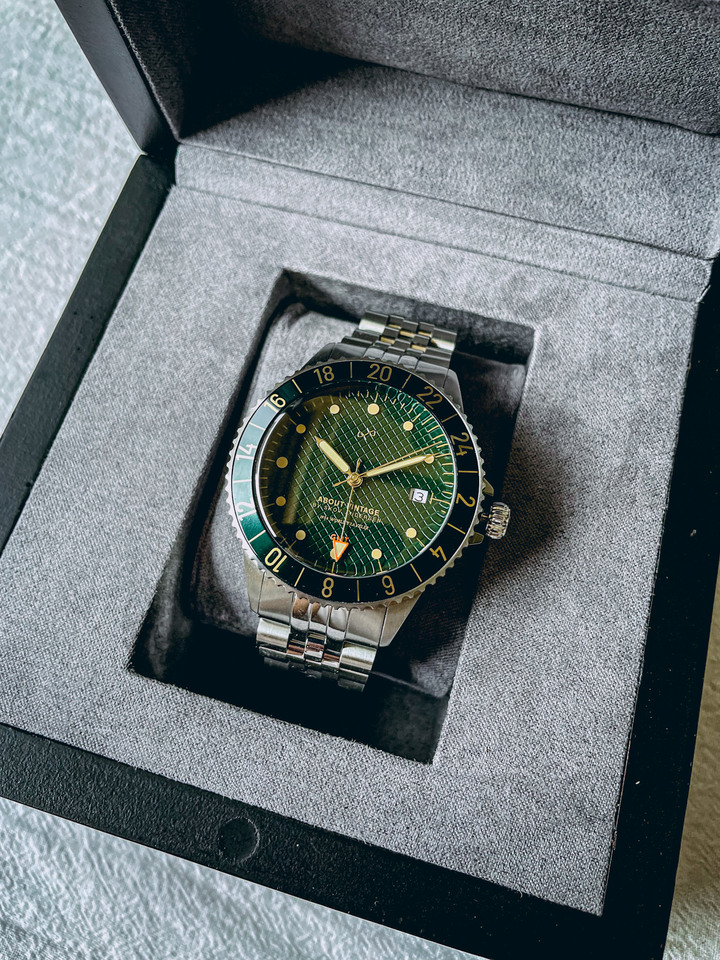 【設計師評價】About Vintage 1954 GMT 綠海龜，我的首支 GMT 手錶開箱