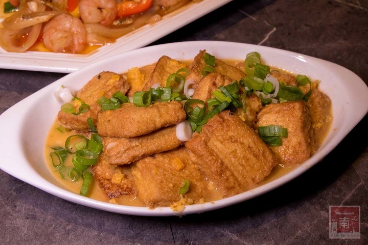 【臺南美食】半戶外美食街在安平|有小朋友大沙池|露天寵物野餐空間|假日駐唱演唱|串燒|海鮮|熱炒|飲料~~請上桌5號港灣