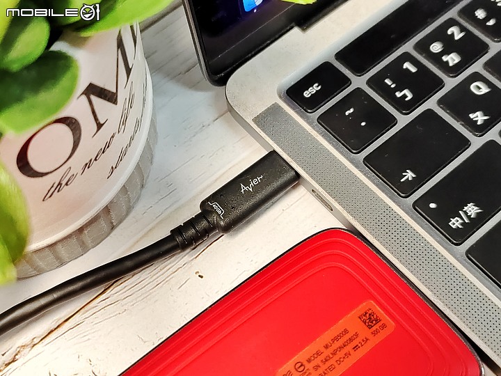 「 Mac配件 」Avier CLASSIC USB4 傳輸線開箱實測 – 高速傳輸、百瓦充電、還支援影像傳輸