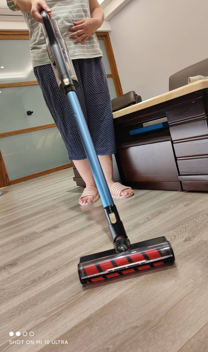 老婆又敗家了 NICOH "極輕量" 手持無線吸塵器......VC-D82