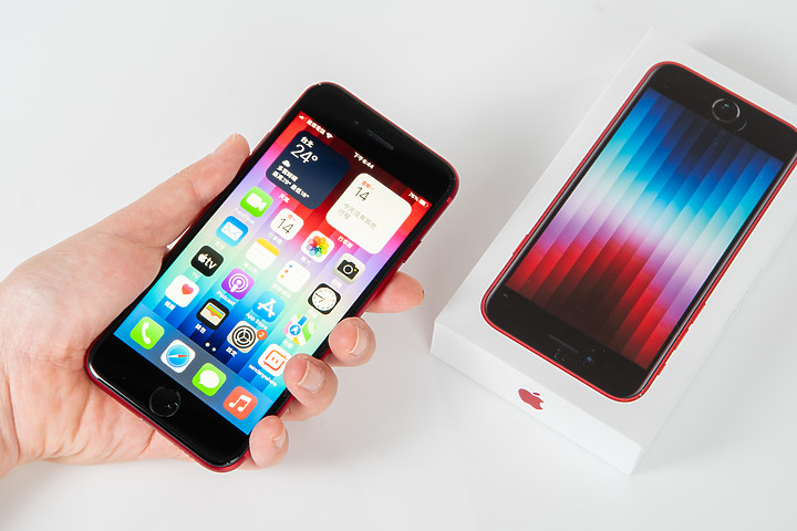 被外型耽誤的內在! iPhone SE 3 開箱、拍攝及跑分小試
