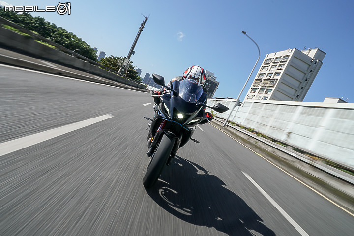 YAMAHA YZF-R7 試駕|正統賽道騎乘設定 雙缸也能有樂趣