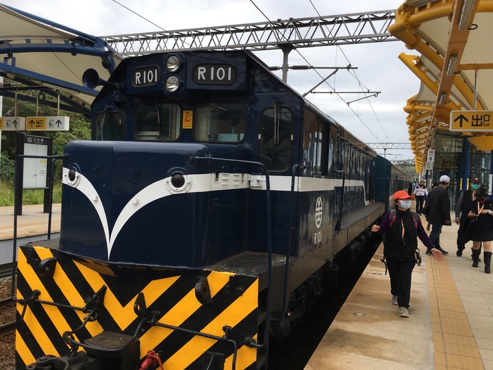 藍皮解憂號觀光列車(台東-枋寮)騎遊金崙