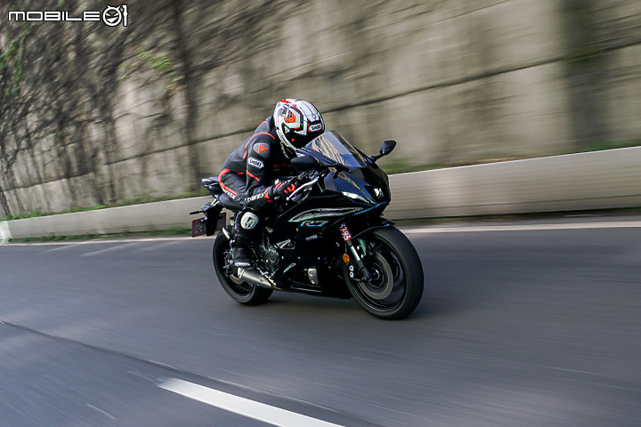 YAMAHA YZF-R7 試駕|正統賽道騎乘設定 雙缸也能有樂趣