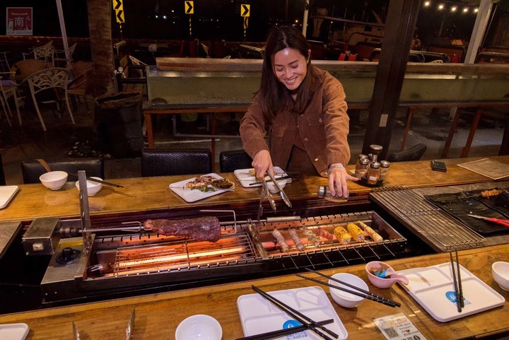 【臺南美食】半戶外美食街在安平|有小朋友大沙池|露天寵物野餐空間|假日駐唱演唱|串燒|海鮮|熱炒|飲料~~請上桌5號港灣