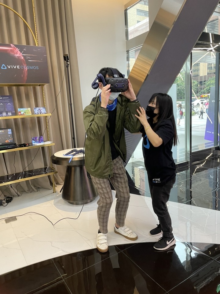 VIVERSE體驗館心得： 衝一波玩VR /看妹