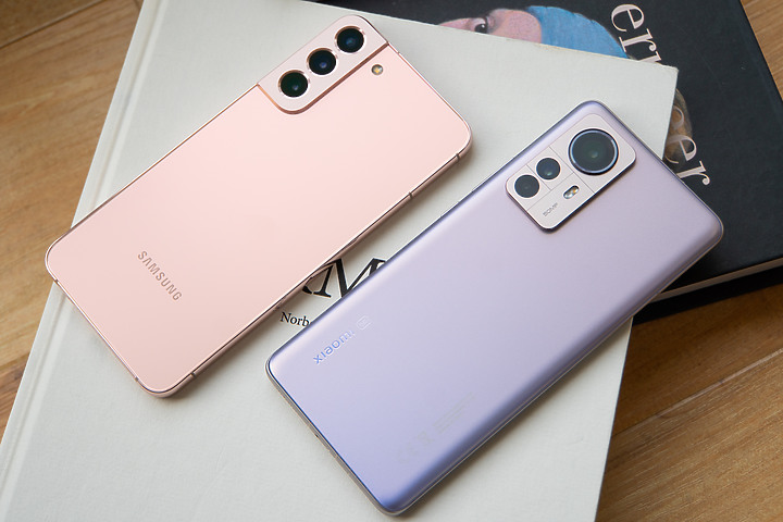 【PK】價位相當的小米12 Pro 和 Galaxy S22+誰較好？ 相機、電力、溫度比較