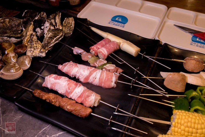 【臺南美食】半戶外美食街在安平|有小朋友大沙池|露天寵物野餐空間|假日駐唱演唱|串燒|海鮮|熱炒|飲料~~請上桌5號港灣