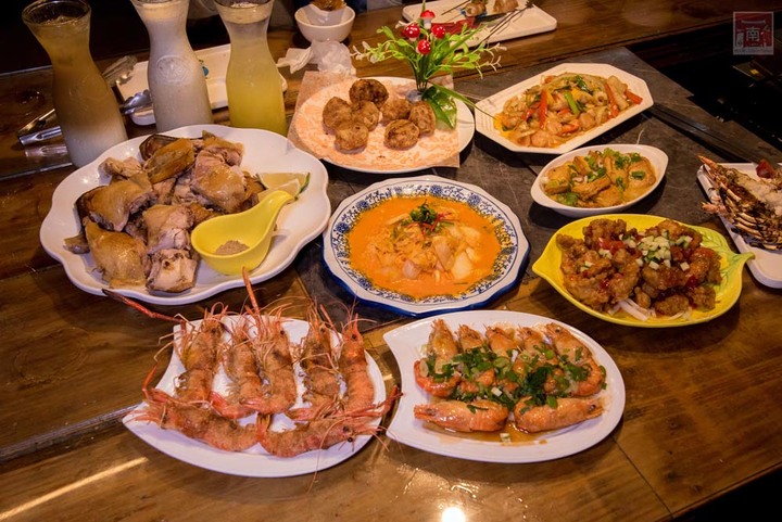 【臺南美食】半戶外美食街在安平|有小朋友大沙池|露天寵物野餐空間|假日駐唱演唱|串燒|海鮮|熱炒|飲料~~請上桌5號港灣