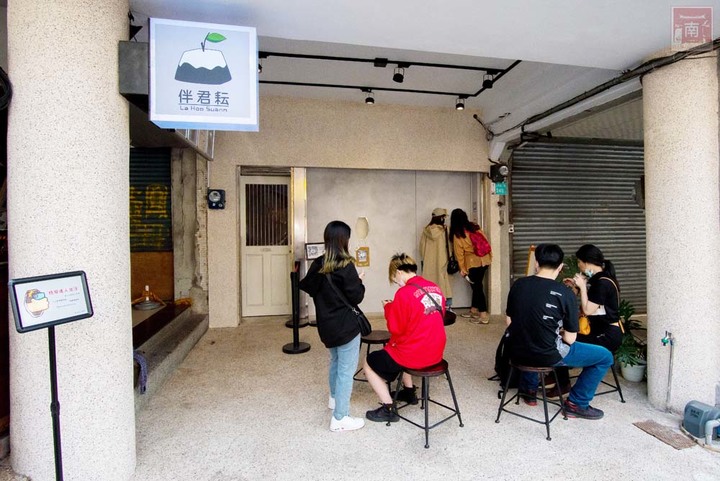 【臺南美食】另類飲料店|沒有店員及菜單|有毛茸茸貓掌幫你送飲料陪猜拳|仙草凍飲|OREO仙草凍鮮奶~伴君耘_仙草洞