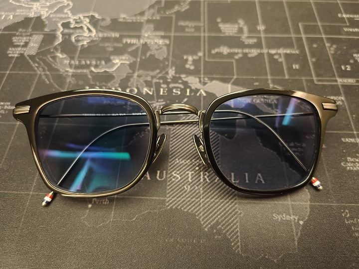 【開箱】Thom Browne TBX 905 BLK × Essilor 全視線 GEN8 寶石藍