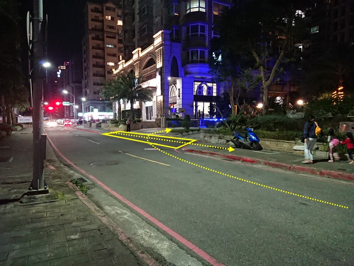 保全人員見有車輛打右轉方向燈，馬上站出來擋人行道上的行人