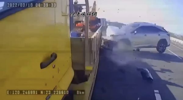 驚悚畫面曝！國1休旅「無差別」直衝防撞車恐怖5秒還原現場