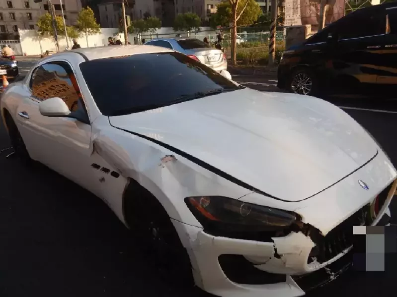 影／清潔婦騎車逆向疑腳拐路面暴衝撞瑪莎拉蒂 送醫不治