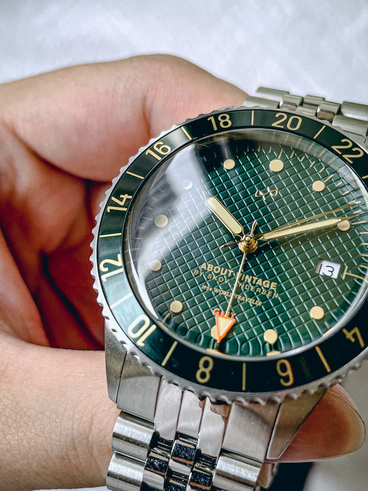 【設計師評價】About Vintage 1954 GMT 綠海龜，我的首支 GMT 手錶開箱