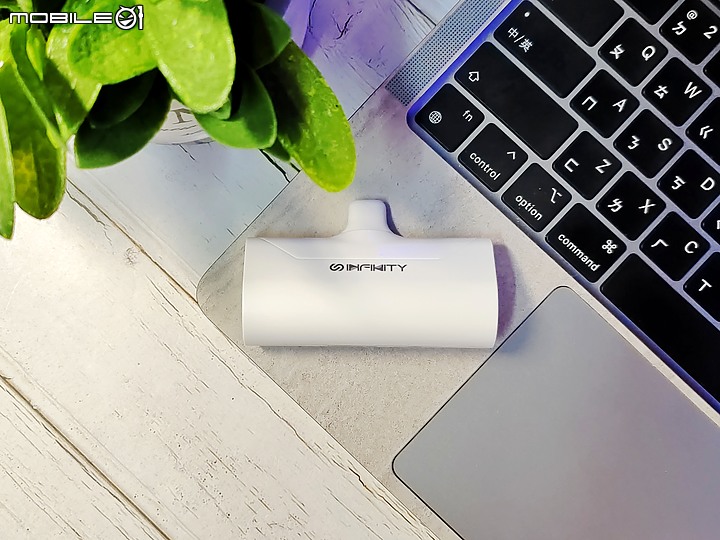 「 開箱 」iPhone專屬行動電源開箱 – infinity P60 迷你行動電源實測,出門從此無需帶線
