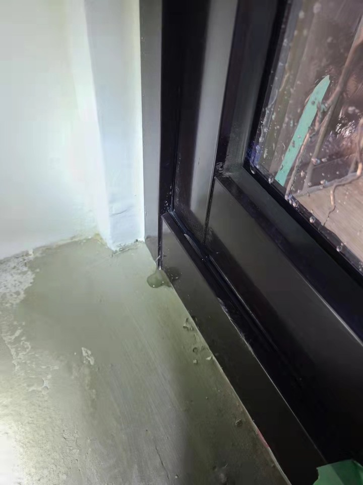 驗屋窗框拚接處漏水，這什麼情況啊><