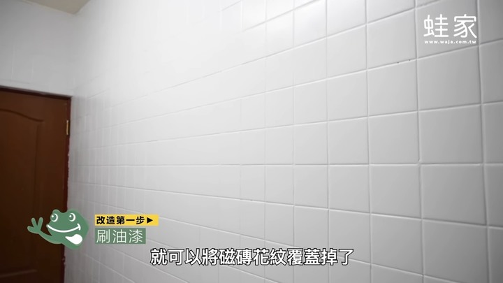 第一次DIY就上手！老廚房大改造，換壁紙、加收納，變身優雅白系廚房