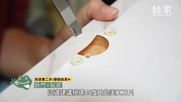 第一次DIY就上手！老廚房大改造，換壁紙、加收納，變身優雅白系廚房