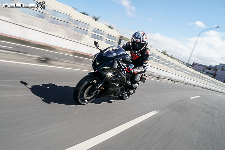 YAMAHA YZF-R7 試駕|正統賽道騎乘設定 雙缸也能有樂趣