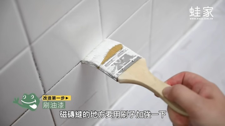 第一次DIY就上手！老廚房大改造，換壁紙、加收納，變身優雅白系廚房