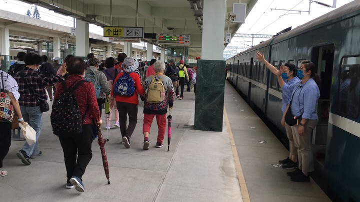 藍皮解憂號觀光列車(台東-枋寮)騎遊金崙