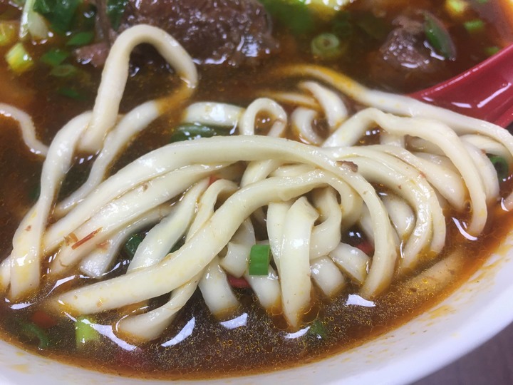 [食記] 忠誠牛肉麵，台灣台北士林，大份量又軟嫩美味的紅燒牛肉麵！