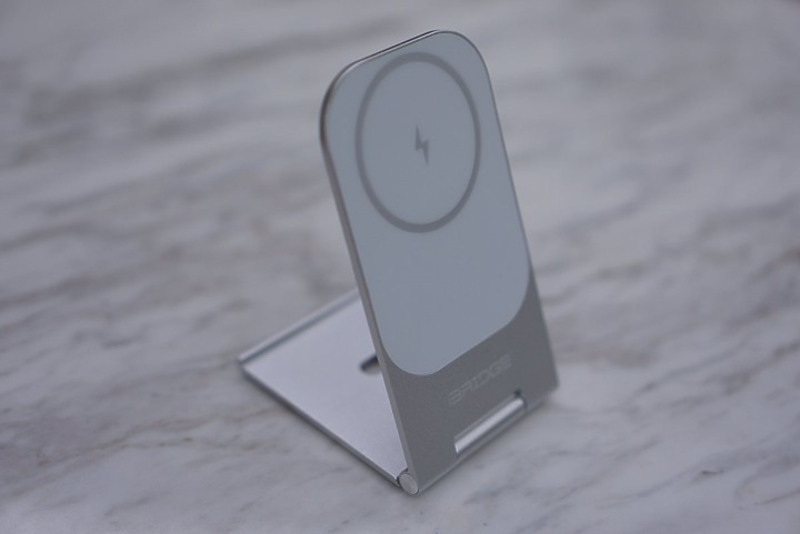 iBRIDGE 15W無線充電器｜三合一充電超省事Magsafe金屬支架橫豎都好用