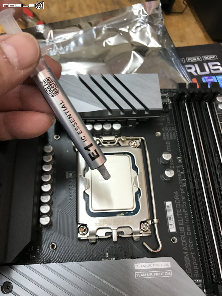 點我看大圖 技嘉Z690M AORUS ELITE DDR4 滿滿的Gen4SSD 3插槽 雞排主機板 簡單開箱