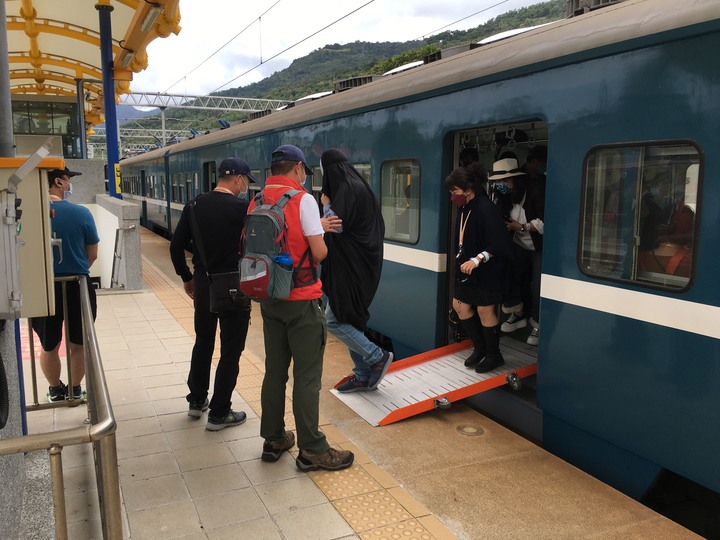 藍皮解憂號觀光列車(台東-枋寮)騎遊金崙