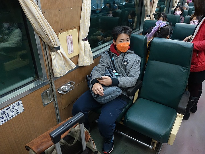 即將絕版之復興 5684次與5687次,200元來回北宜,速度不輸自強號 之 宜蘭鐵道行旅,外掛礁溪平價溫泉旅館與快炒
