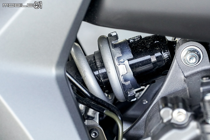 YAMAHA YZF-R7 試駕｜正統賽道騎乘設定 雙缸也能有樂趣