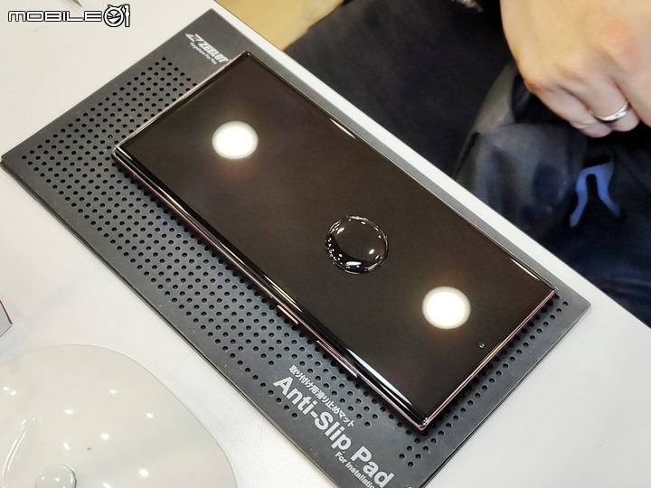 Samsung S22 Ultra UV膠玻璃貼 – ZEELOT 玻璃貼安裝實測，指紋辨識快速、螢幕順滑