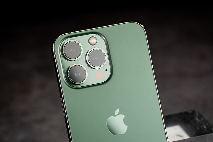 松嶺青iPhone 13 Pro + 新綠iPhone 13動眼看 很自然 彷彿聞到芬多精(吸氣~)