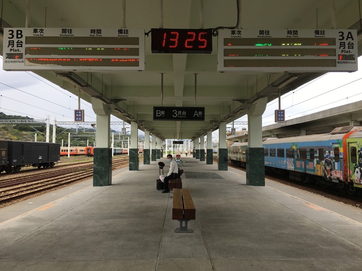 藍皮解憂號觀光列車(台東-枋寮)騎遊金崙