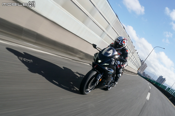 YAMAHA YZF-R7 試駕|正統賽道騎乘設定 雙缸也能有樂趣