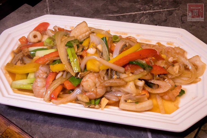 【臺南美食】半戶外美食街在安平|有小朋友大沙池|露天寵物野餐空間|假日駐唱演唱|串燒|海鮮|熱炒|飲料~~請上桌5號港灣