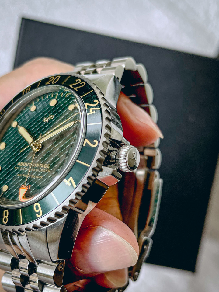 【設計師評價】About Vintage 1954 GMT 綠海龜，我的首支 GMT 手錶開箱