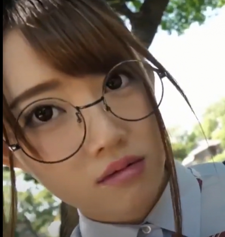 想知道這位女優是誰