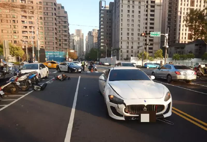 影／清潔婦騎車逆向疑腳拐路面暴衝撞瑪莎拉蒂 送醫不治