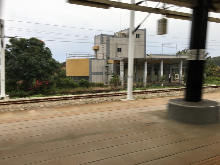 藍皮解憂號觀光列車(台東-枋寮)騎遊金崙