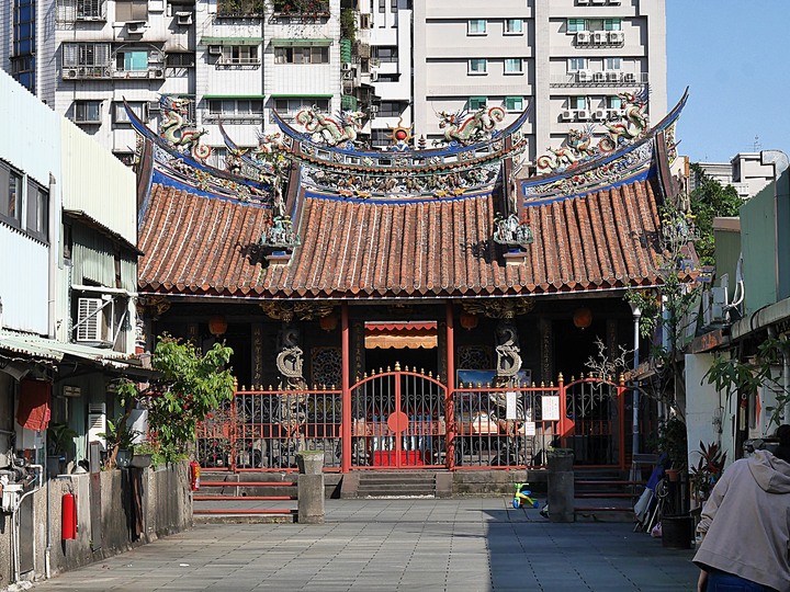 艋舺青山宮、朝北醫院、艋舺清水巖、萬華區史展示中心 — 艋舺市街散步之二