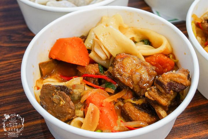 高雄真男饌品疆食堂!聘請新疆廚師製作道地皮帶麵!飽滿水餃一顆抵兩顆? 轉載 - 野田咩美食書國