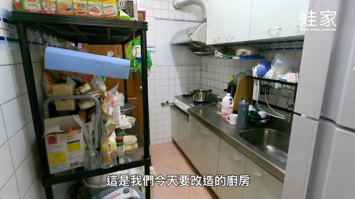 第一次DIY就上手！老廚房大改造，換壁紙、加收納，變身優雅白系廚房