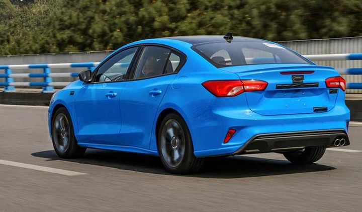 整形換上四缸引擎！小改款四門 Ford Focus 現身