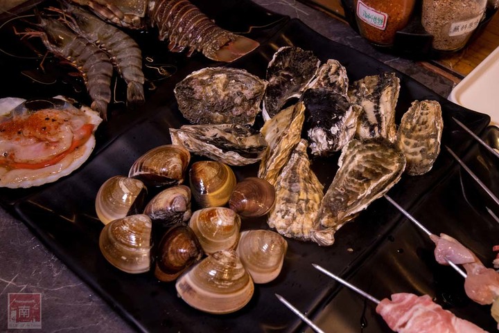 【臺南美食】半戶外美食街在安平|有小朋友大沙池|露天寵物野餐空間|假日駐唱演唱|串燒|海鮮|熱炒|飲料~~請上桌5號港灣