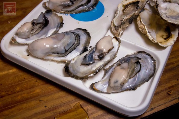【臺南美食】半戶外美食街在安平|有小朋友大沙池|露天寵物野餐空間|假日駐唱演唱|串燒|海鮮|熱炒|飲料~~請上桌5號港灣