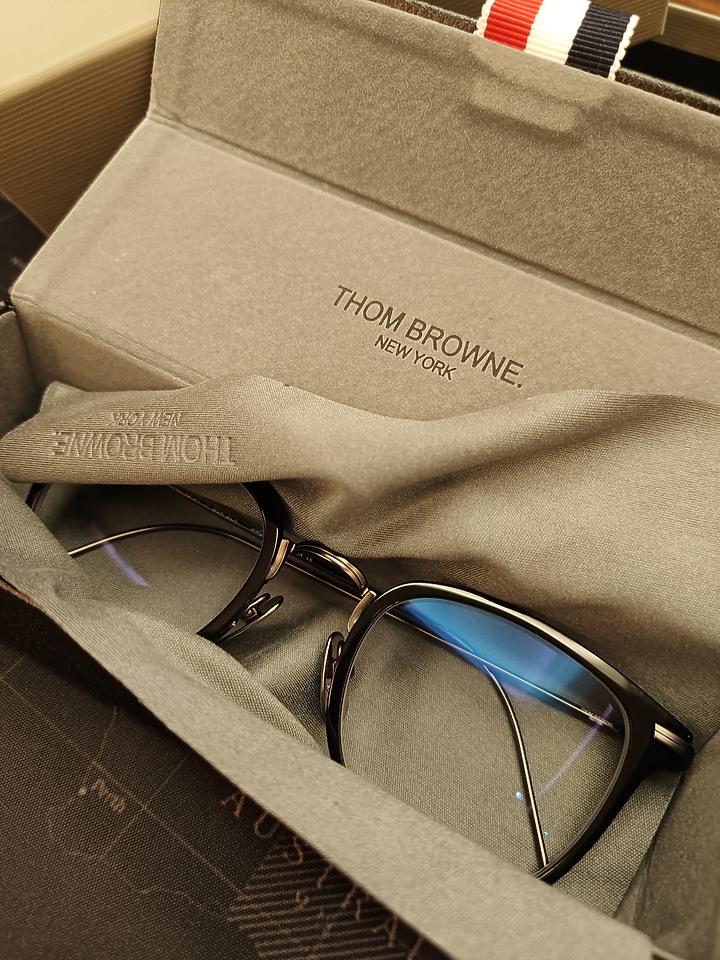 【開箱】Thom Browne TBX 905 BLK × Essilor 全視線 GEN8 寶石藍