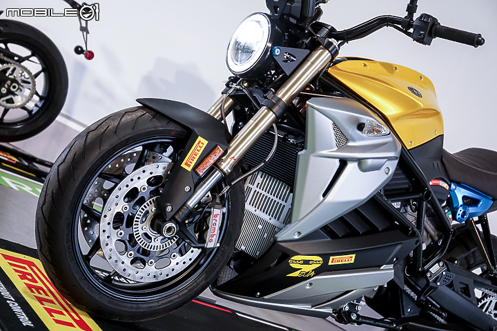 Energica EVA Esse Esse 9+ 賽道重點試駕｜百萬內復古電能車 看似乖巧卻很狂妄